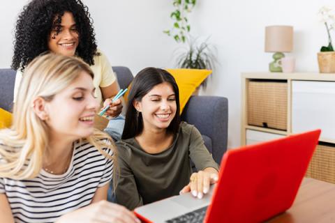 VLACS_girls on computer_600x400